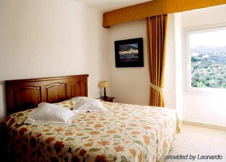 Hotel Rocamar Кадакес Стая снимка