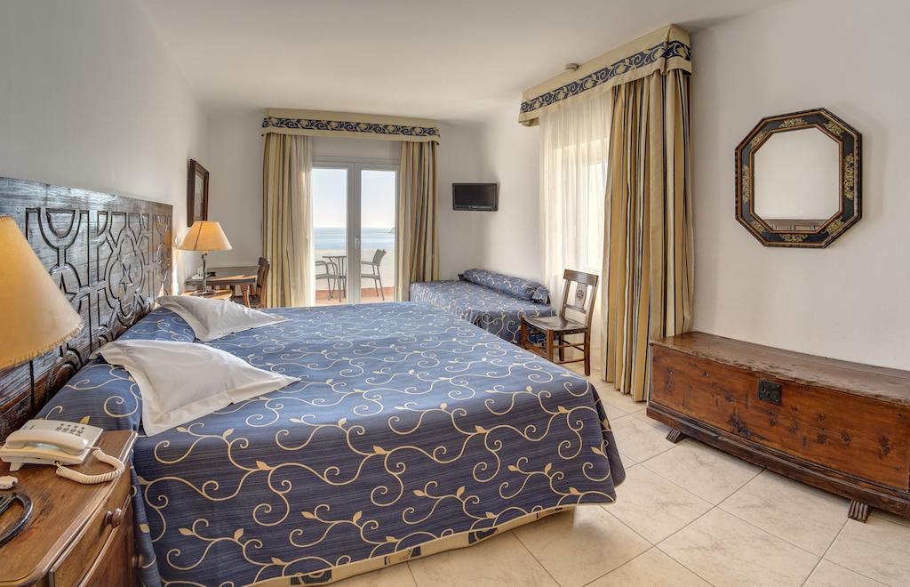 Hotel Rocamar Кадакес Стая снимка