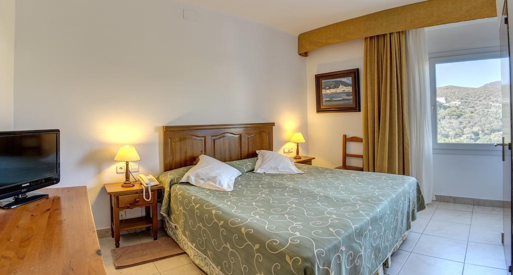 Hotel Rocamar Кадакес Стая снимка